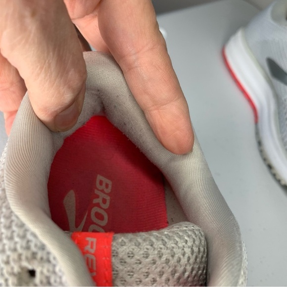 Brooks Revel 2 running/walking shoe light gray white‎ w neon pink laces. Size 9 - Picture 12 of 12